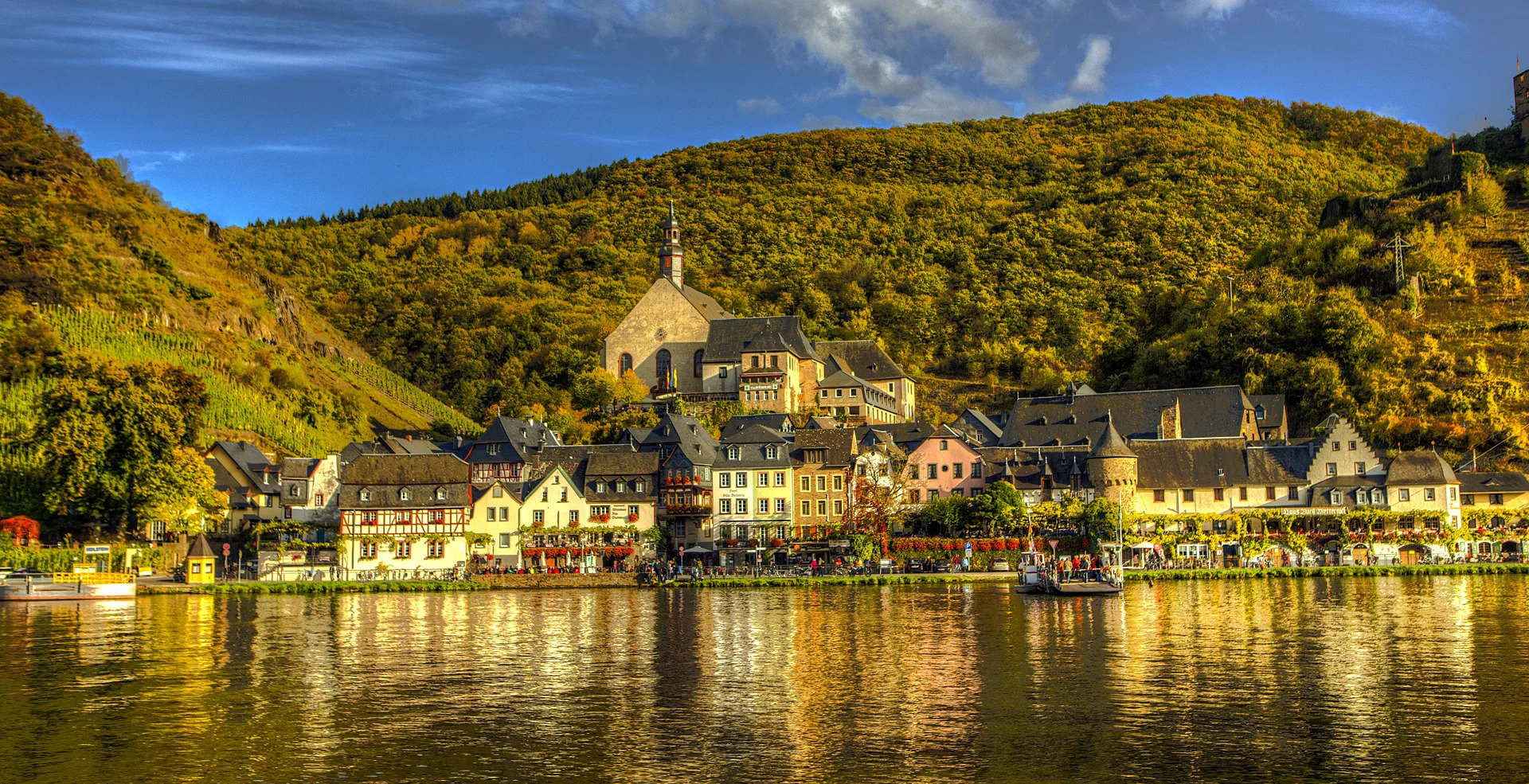 Beilstein im Abendlicht, gespiegelt in der Mosel