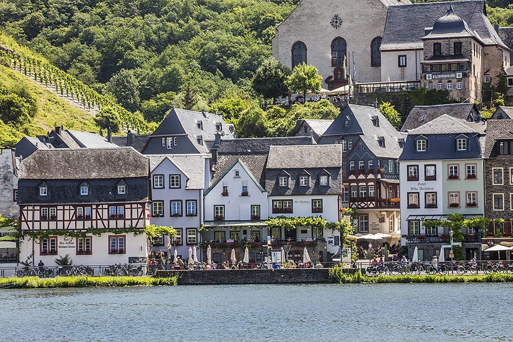 Moselufer von Beilstein mit Fachwerkhäusern