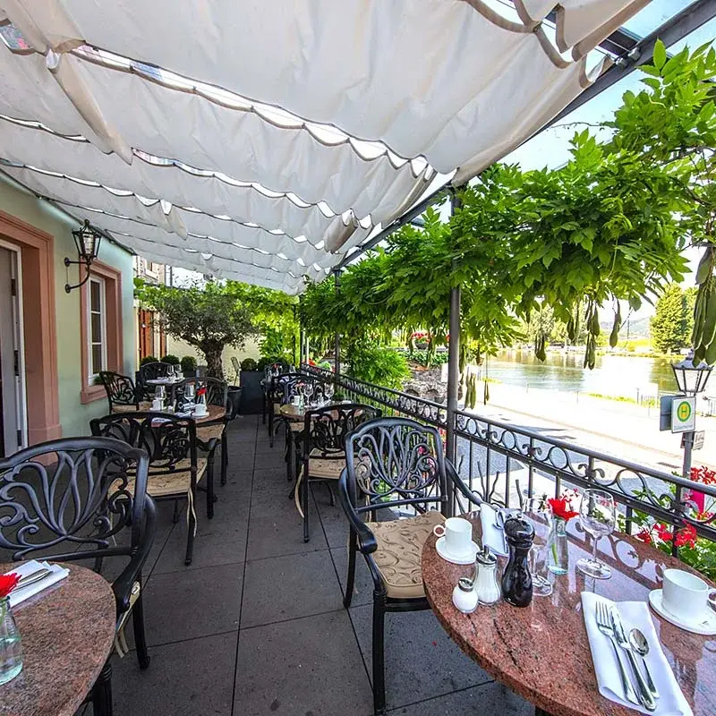 Gedeckte Tische auf der Moselterrasse